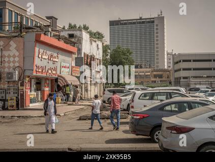 Die einheimischen saudischen Leute im Marktgeschäft auf den Straßen von Dschidda (Dschiddah), Saudi-Arabien, während des heißen Tages im Nahen Osten. Stockfoto