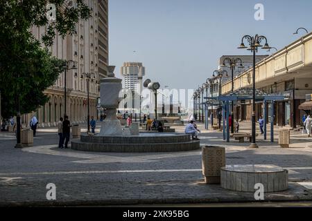 Die einheimischen saudischen Menschen auf den Straßen der Innenstadt von Dschidda, einer großen Stadt im Westen Saudi-Arabiens, mit moderner und alter arabischer Architektur. Stockfoto