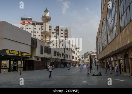 Die einheimischen saudischen Menschen auf den Straßen der Innenstadt von Dschidda, einer großen Stadt im Westen Saudi-Arabiens, mit moderner und alter arabischer Architektur. Stockfoto