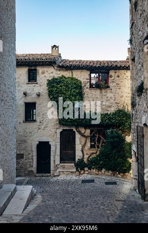 Atemberaubendes malerisches Dorf Saint Paul de Vence im Süden Frankreichs, bei Sonnenuntergang Stockfoto