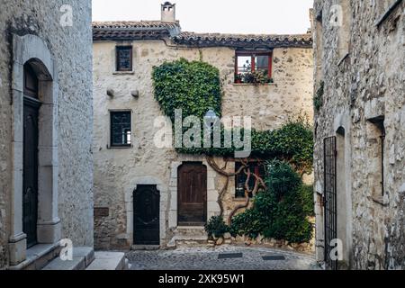 Atemberaubendes malerisches Dorf Saint Paul de Vence im Süden Frankreichs, bei Sonnenuntergang Stockfoto