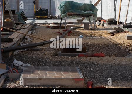 Baumaterialien und -Ausrüstung auf der Straßenreparaturstelle. Stockfoto
