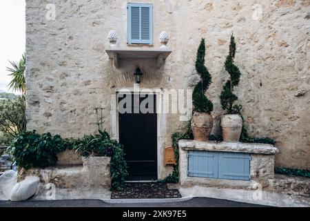 Atemberaubendes malerisches Dorf Saint Paul de Vence im Süden Frankreichs, bei Sonnenuntergang Stockfoto