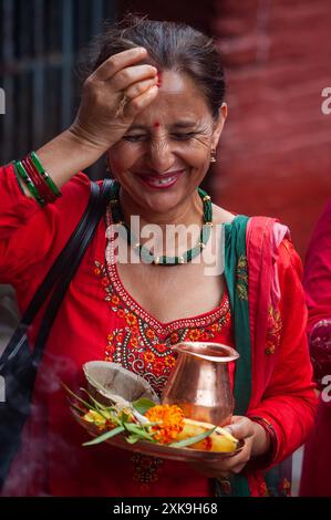 Lalitpur, Nepal. Juli 2024. Nach einem Gottesdienst am ersten Montag des heiligen Monats Shrawan in Lalitpur, Nepal, am 22. Juli 2024, trägt eine Frau ein Kreuzchen auf die Stirn. Quelle: Hari Maharjan/Xinhua/Alamy Live News Stockfoto