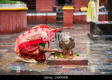 Lalitpur, Nepal. Juli 2024. Ein Gläubiger betet am ersten Montag des heiligen Monats Shrawan in Lalitpur, Nepal, am 22. Juli 2024. Quelle: Hari Maharjan/Xinhua/Alamy Live News Stockfoto