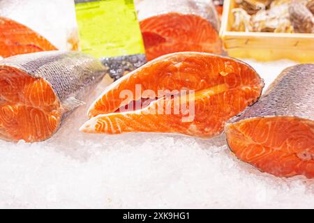 Roter Fisch in Eis auf der Theke in einem Supermarkt Stockfoto