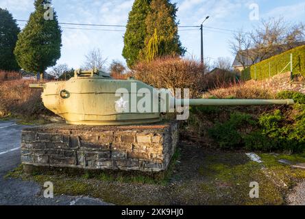 Eine Bastogne Battle of the Bulge Ardennes Offensive Sherman Tank Turret im 2. Weltkrieg in Belgien und View of Town, Belgien Stockfoto