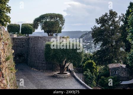 Atemberaubendes malerisches Dorf Saint Paul de Vence im Süden Frankreichs, bei Sonnenuntergang Stockfoto