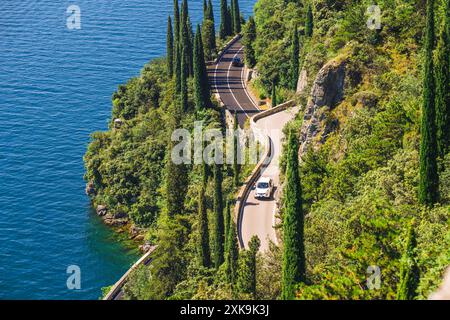 Malerische Straße auf der Westseite des Gardasees, Italien Stockfoto