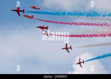 Die British Red Arrows führen 2024 einen Split mit Smoke als Teil ihrer Silverstone Grand Prix-Show durch Stockfoto