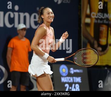 Palermo, Italien. Juli 2024. Zheng Qinwen feiert nach dem Sieg des Finalspiels zwischen Zheng Qinwen aus China und Karolina Muchova aus Tschechien bei den 35. Palermo Ladies Open in Palermo, Italien, am 21. Juli 2024. Quelle: Alberto Lingria/Xinhua/Alamy Live News Stockfoto