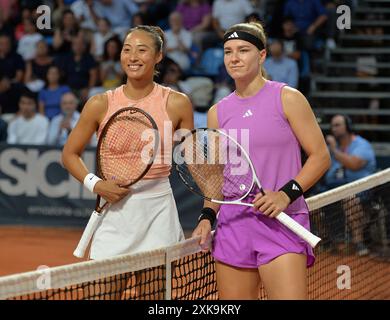 Palermo, Italien. Juli 2024. Zheng Qinwen (L) und Karolina Muchova posieren für Fotos vor dem Endspiel zwischen Zheng Qinwen aus China und Karolina Muchova aus Tschechien bei den 35. Palermo Ladies Open am 21. Juli 2024 in Palermo, Italien. Quelle: Alberto Lingria/Xinhua/Alamy Live News Stockfoto