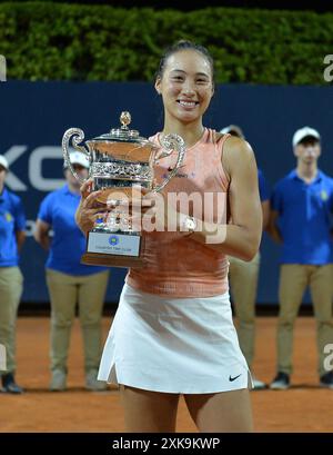 Palermo, Italien. Juli 2024. Zheng Qinwen posiert mit der Trophäe, nachdem er das Endspiel zwischen Zheng Qinwen aus China und Karolina Muchova aus Tschechien bei den 35. Palermo Ladies Open in Palermo, Italien, am 21. Juli 2024 gewonnen hatte. Quelle: Alberto Lingria/Xinhua/Alamy Live News Stockfoto