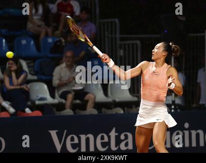 Palermo, Italien. Juli 2024. Zheng Qinwen trifft bei den 35. Palermo Ladies Open in Palermo, Italien, am 21. Juli 2024 im Finale zwischen Zheng Qinwen aus China und Karolina Muchova aus Tschechien ein Rückspiel. Quelle: Alberto Lingria/Xinhua/Alamy Live News Stockfoto