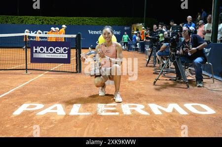 Palermo, Italien. Juli 2024. Zheng Qinwen posiert mit der Trophäe, nachdem er das Endspiel zwischen Zheng Qinwen aus China und Karolina Muchova aus Tschechien bei den 35. Palermo Ladies Open in Palermo, Italien, am 21. Juli 2024 gewonnen hatte. Quelle: Alberto Lingria/Xinhua/Alamy Live News Stockfoto