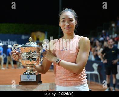 Palermo, Italien. Juli 2024. Zheng Qinwen posiert mit der Trophäe, nachdem er das Endspiel zwischen Zheng Qinwen aus China und Karolina Muchova aus Tschechien bei den 35. Palermo Ladies Open in Palermo, Italien, am 21. Juli 2024 gewonnen hatte. Quelle: Alberto Lingria/Xinhua/Alamy Live News Stockfoto