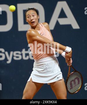 Palermo, Italien. Juli 2024. Zheng Qinwen trifft bei den 35. Palermo Ladies Open in Palermo, Italien, am 21. Juli 2024 im Finale zwischen Zheng Qinwen aus China und Karolina Muchova aus Tschechien ein Rückspiel. Quelle: Alberto Lingria/Xinhua/Alamy Live News Stockfoto