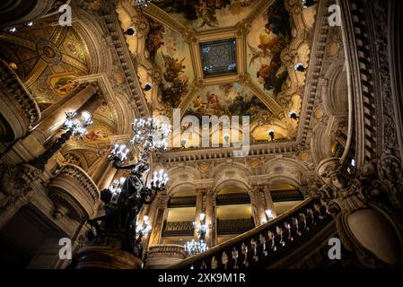 Die majestätische große Treppenhalle in Opéra Garnier - Paris, Frankreich Stockfoto