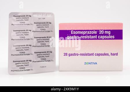 Irvine, Schottland, Vereinigtes Königreich - 17. Juni 2024: Esomeprazol 20 mg magensaftresistente Kapseln der Marke Zentiva Pharma (UK) ltd in Pappe und Folienverpackung Stockfoto