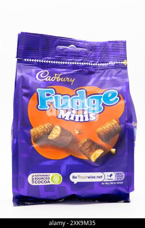 Irvine, Schottland, Vereinigtes Königreich - 17. Juni 2024: Paket mit Fudge Minis mit der Marke Cadbury mit grafischen Symbolen und allgemeinen Informationen, die für das Bild und relevant sind Stockfoto