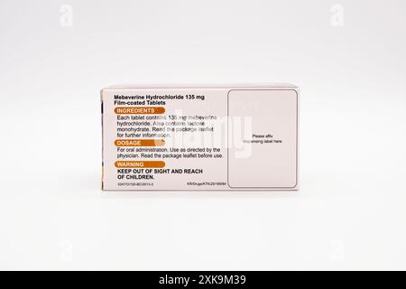 Irvine, Schottland, Vereinigtes Königreich - 17. Juni 2024: Mebeverinhydrochlorid 135 mg Filmtabletten der Marke Medreich plc (UK) in Pappe und Folienverpackung Stockfoto