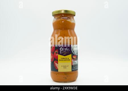 Irvine, Schottland, Vereinigtes Königreich – 17. Juni 2024: Sainsbury’s Brand Taste the Difference Tomaten- und Mascarponesauce in einem Glas mit grafischen Symbolen und Stockfoto