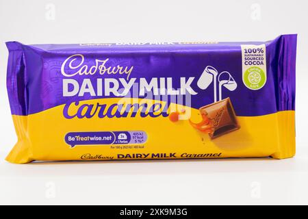 Irvine, Schottland, Vereinigtes Königreich - 17. Juni 2024: Cadbury-Bar mit Schokoladen-Milchmilchkaramell mit Grafiken, Symbolen und allgemeinen relevanten Informationen Stockfoto