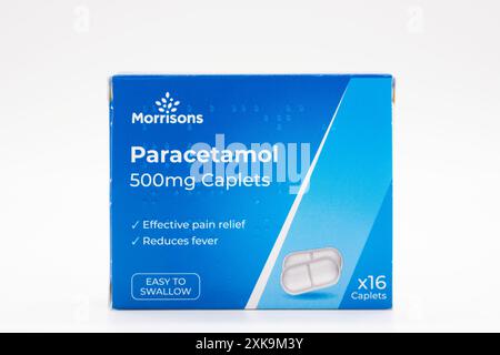 Irvine, Schottland, Großbritannien - 17. Juni 2024: Morrisons 500 mg Paracetamol Kapseln der Marke Galpharm Healthcare (UK) in einem Karton mit Grafiken Stockfoto