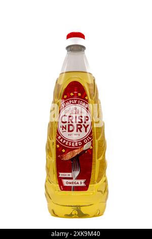 Irvine, Schottland, Großbritannien - 17. Juni 2024: Crisp 'n Dry Rapsöl der Princes Band in einer Plastikflasche mit grafischen Symbolen und allgemeinen Informationen Stockfoto