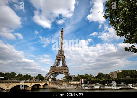 Der Eiffelturm an der seine und die Pont d'Iéna an einem Sommertag - Paris, Frankreich Stockfoto