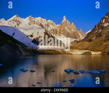 Sonnenlicht am frühen Morgen auf dem Cerro Torre, 3128 m, im Nationalpark Los Glaciares, Provinz Santa Cruz, Patagonien, Argentinien. Dezember 1992. Stockfoto