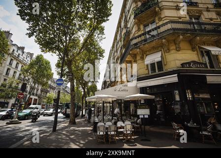 Charmante Pariser Straße mit Café Le Lutèce - Paris, Frankreich Stockfoto