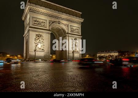 Paris, Frankreich - 19. Oktober 2023 : der Arc de Triomphe in Paris, Frankreich bei Nacht beleuchtet. Stockfoto