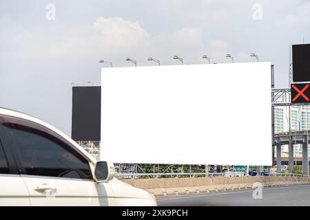 Reklametafeln im Freien, Werbeplakat im Freien auf der Straße für Werbung Street City. Vorderansicht. Das Konzept der Marketingkommunikation Stockfoto