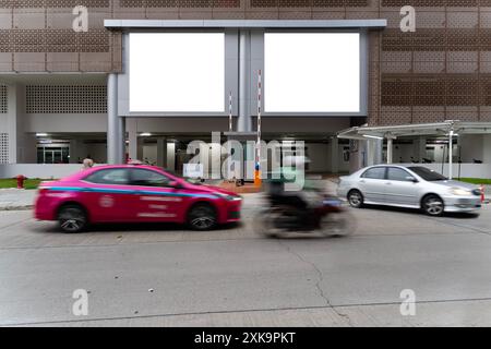 Große leere Werbetafel, markanter vertikaler weißer LED-Bildschirm in der Stadt auf dem Bürgersteig, mit Autos zur Anzeige von Werbebotschaften Stockfoto