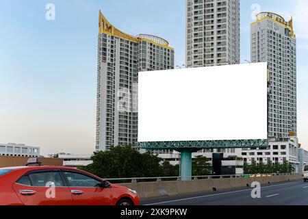 Große leere Werbetafeln entlang der Stadtautostraßen vor dem Hintergrund eines blauen Himmels mit schönen Wolken können für Produktpräsentation, werbepost verwendet werden Stockfoto