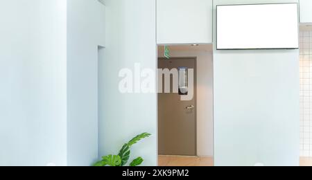 LED-Fernseher mit weißem Bildschirm im eleganten Speisesaal des Restaurants. Smart-TV-Modell mit leerem weißen Bildschirm für Design und allgemeine Informationen. Moderne Technik Stockfoto