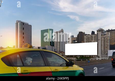 Werbeplakate im Freien für Stadtstraßen, große leere Werbetafeln entlang Stadtautobahnen auf dem Hintergrund eines blauen Himmels mit schönen Wolken können Stockfoto