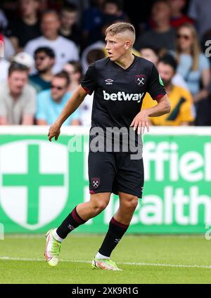 Der Callum Marshall von West Ham United ist während des Freundschaftsspiels vor der Saison im Chigwell Construction Stadium in Dagenham im Einsatz. Bilddatum: Samstag, 20. Juli 2024. Stockfoto