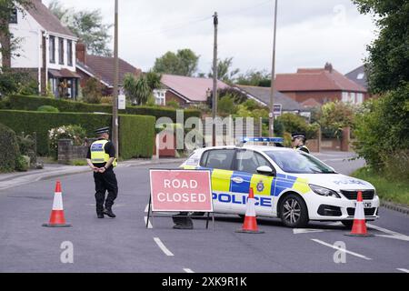 Polizisten am Tatort auf der A61 in Wakefield nach einem Unfall zwischen einem Auto und einem Motorrad am Sonntagnachmittag, bei dem vier Erwachsene und zwei Kinder starben. Der Unfall zwischen einem Ford Focus und dem Motorrad ereignete sich auf der A61 zwischen Staincross, Barnsley und Newmillerdam, Wakefield. Bilddatum: Montag, 22. Juli 2024. Stockfoto