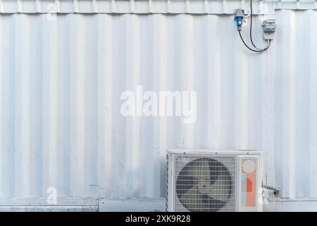 Außeneinheit des Klimaanlagenkompressors außerhalb des Gebäudes installiert. Klimaanlage Außeneinheit Kompressor außerhalb des Hauses installieren, Kondensatoreinheit Stockfoto