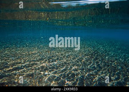 Unterwasser-transparentes Meer mit Steinboden und Reflexion auf der Oberfläche. Meeresstrukturen Stockfoto