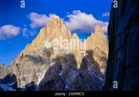 Letzte Abendsonne auf Mount Fitz Roy (links), 3405 m, vom Cerro Torre im Los Glaciares Nationalpark, Patagonien, Provinz Santa Cruz, Argentinien, Südamerika. Januar 1993. Stockfoto