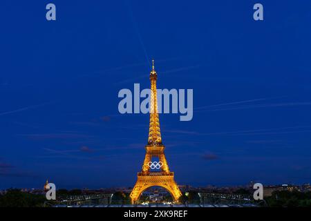 Paris, Frankreich. Juli 2024. Die Olympischen Ringe werden auf dem Eiffelturm beleuchtet, während die Stadt für die Sommerspiele 2024 in Paris, Frankreich, am Sonntag, den 21. Juli 2024 vorbereitet ist. Die Olympischen Sommerspiele beginnen am 26. Juli, 100 Jahre nach dem letzten Austragungsort der Spiele in Paris. Foto: Paul Hanna/UPI Credit: UPI/Alamy Live News Stockfoto