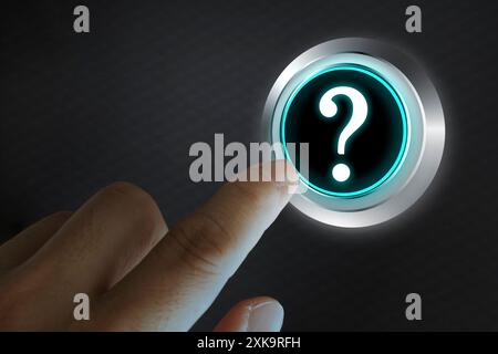 Fragezeichen mit der Hand, die auf einem Technologiebildschirm eine Taste drücken. Männliche Hand klickt auf abstrakte virtuelle Fragezeichen-Skizze auf verschwommenem Bürohintergrund Stockfoto