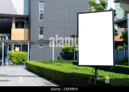 Leere Werbetafel auf dem Bürgersteig. Stellen Sie ein Schild im Freien auf einem schwarzen Ständer mit einem Beschneidungspfad auf dem Laufsteg nach, leeren Platz für Werbung oder grafische des Stockfoto