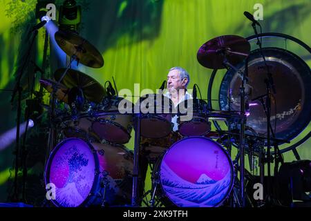 Nick Mason, Pseudonym von Nicholas Berkeley Mason, historischen Schlagzeugern der Band Pink Floyd, spielt das Schlagzeug während seines Live-Auftritts mit Nick Mason Saucerful of Secrets für die Set Controls UK and Europe Tour 2024 am 9. Juli 2024 in Vicenza, Italien. Stockfoto