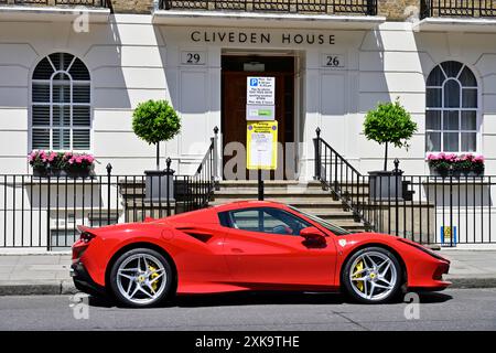 Red Ferrari Sportwagen vor Cliveden House, Cliveden Place, Chelsea, Kensington, Belgravia, West London, Großbritannien Stockfoto