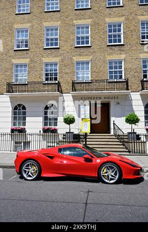 Red Ferrari Sportwagen vor Cliveden House, Cliveden Place, Chelsea, Kensington, Belgravia, West London, Großbritannien Stockfoto