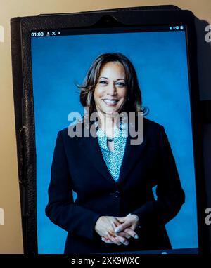 Deutschland. Juli 2024. In dieser Fotoabbildung ist das offizielle Porträt von US-Vizepräsidentin Kamala Harris in der Zeitung New York Times zu sehen. Quelle: SOPA Images Limited/Alamy Live News Stockfoto